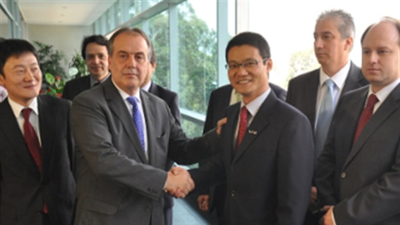 El presidente de UNE Horacio Vélez de Bedout, y Liangcai Zheng (Jaco) Presidente para la región Latinoamérica de Huawei, se reunieron hoy en la sede de UNE.