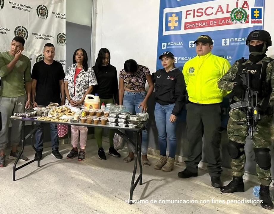 Las cinco personas capturadas por las autoridades.