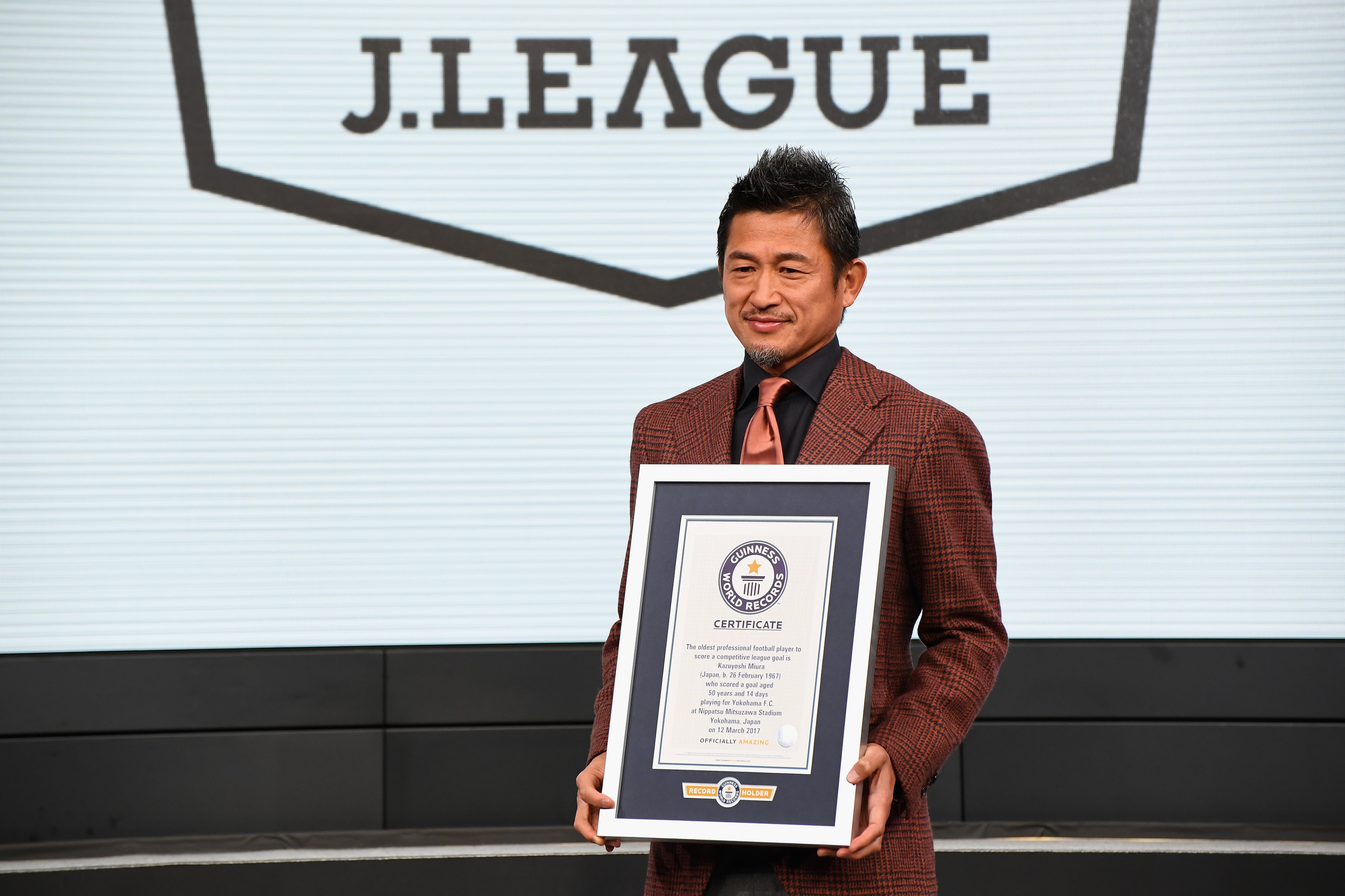 Kazuyoshi Miura recibe el Récord Guinness por ser el jugador de mayor edad en marcar un gol de liga.