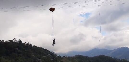 Un parapentista y una menor de edad que estaban atrapados en la línea de energía.