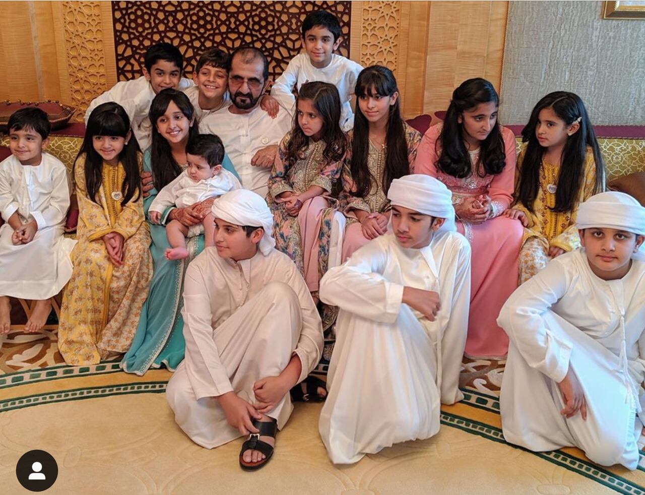 El emir con algunos de los treinta hijos que tiene con sus seis esposas.