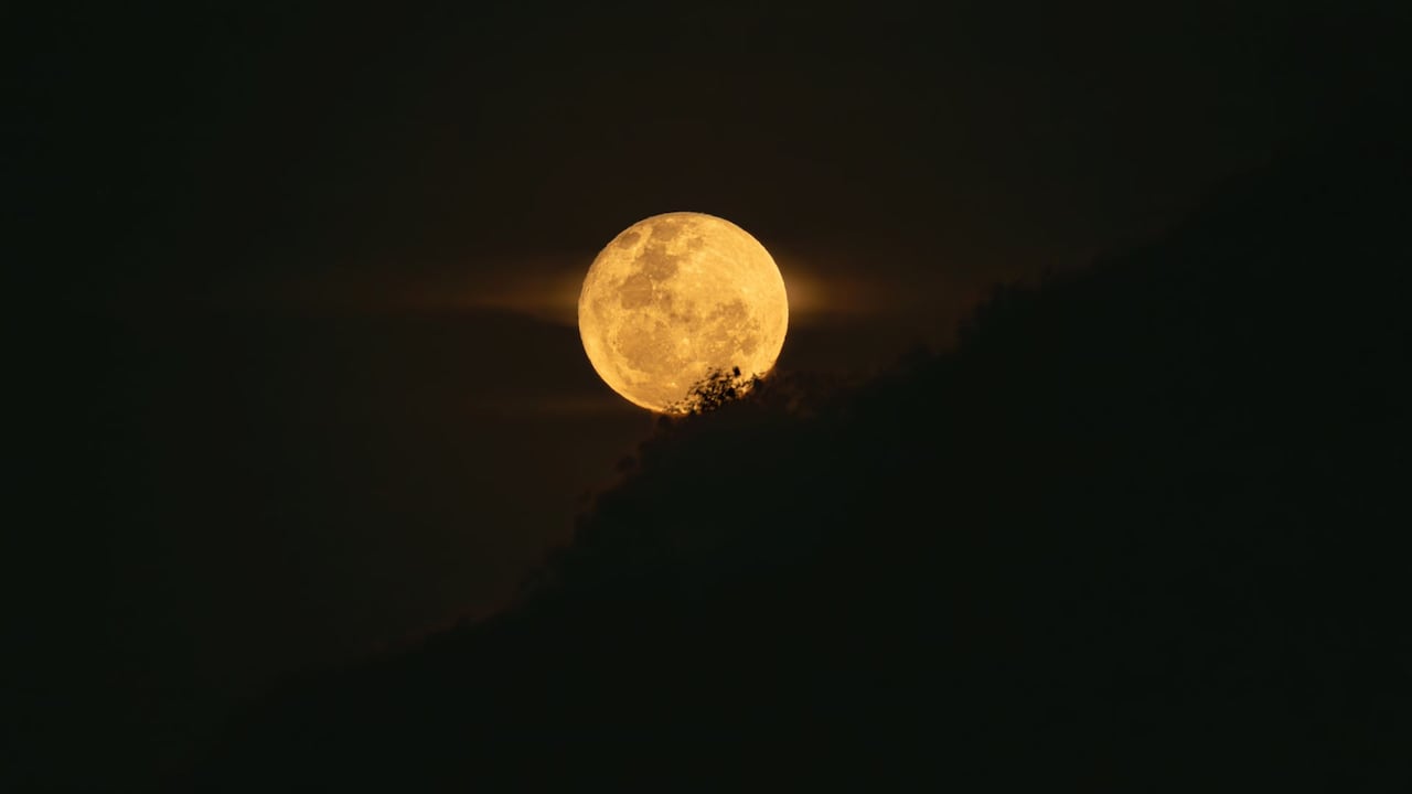 Entre los eventos lunares más destacados de 2026 se encuentra la llamada Luna de Fresa.