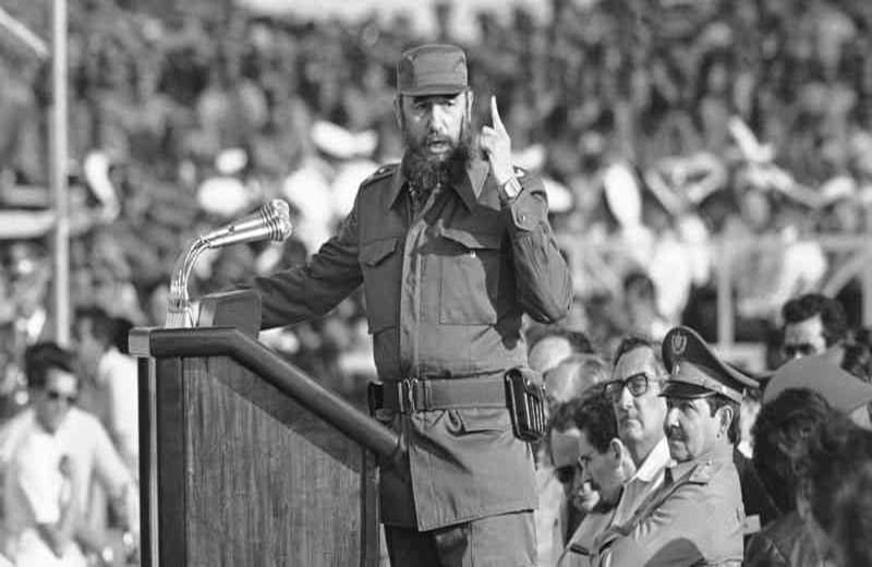El presidente cubano Fidel Castro habla en una reunión militar en el aniversario número 20 del fracaso de la invasión de Bahía de Cochinos, en la que 1.500 exiliados cubanos entrenados y financiados por la CIA iniciaron una malograda invasión a Cuba. El discurso fue dado el 17 de abril de 1981.