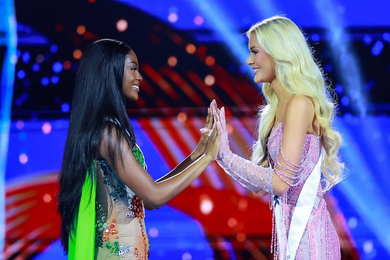 CIUDAD DE MÉXICO, MÉXICO - 16 DE NOVIEMBRE: Miss Nigeria, Chidimma Adetshina y Miss Dinamarca, Victoria Kjær Theilvig, esperan a que se anuncie la ganadora en el 73º Concurso Miss Universo - espectáculo en la Arena Ciudad de México el 16 de noviembre de 2024 en Ciudad de México. México. (Foto de Héctor Vivas/Getty Images)