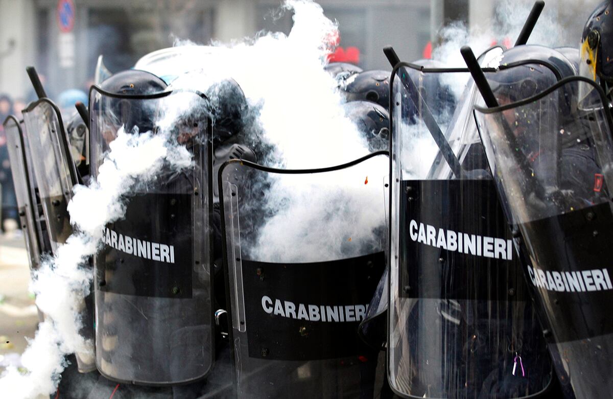 Un cilindro de gas lacrimógeno golpea a un policía durante enfrentamientos con estudiantes en Milán, Italia. Miles de estudiantes y miembros de sindicatos realizan una huelga para protestar contra reformas gubernamentales. (AP)