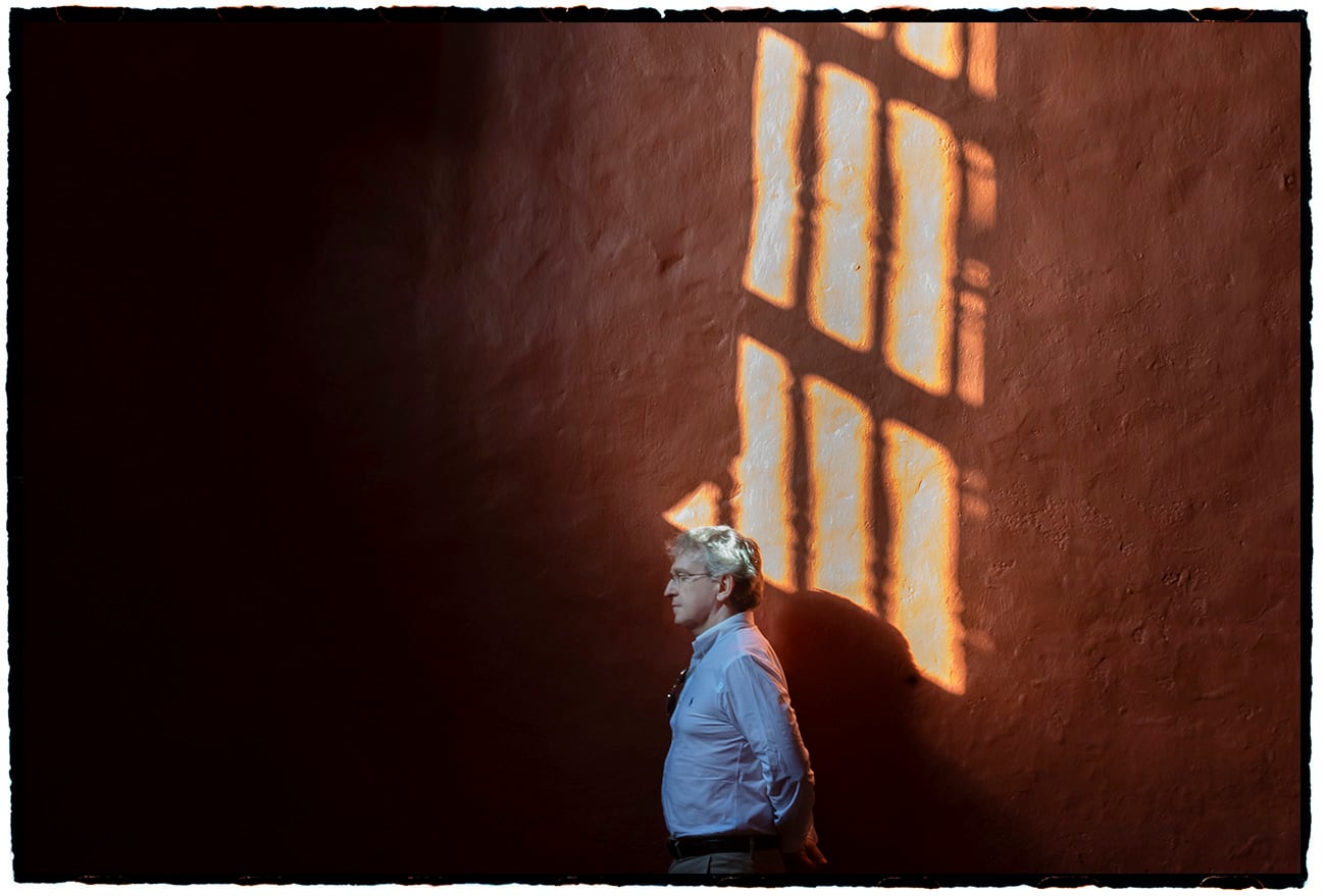 El escritor Santiago Posteguillo retratado por el fotógrafo argentino Daniel Mordzinski durante el Hay Festival Cartagena 2026