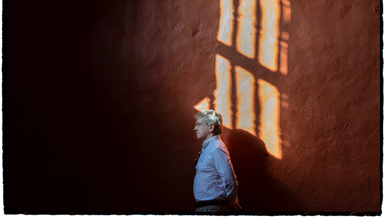 El escritor Santiago Posteguillo retratado por el fotógrafo argentino Daniel Mordzinski durante el Hay Festival Cartagena 2026.