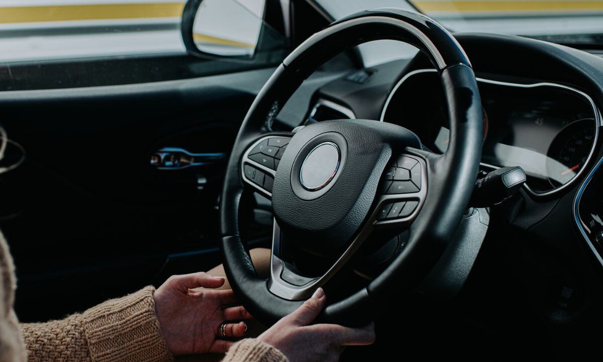 Por esto vibra el volante de un carro.