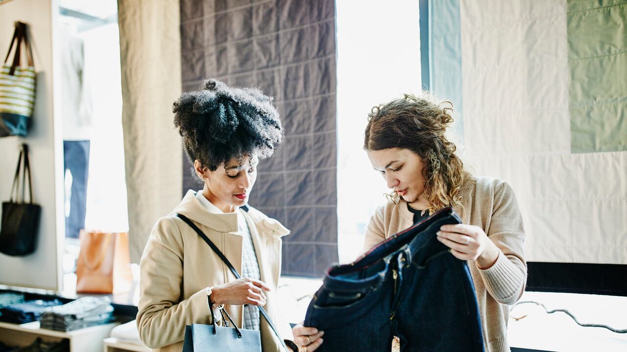 Un par de jeans y un pantalón negro no pueden faltar en clóset.