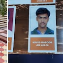 El nombre del indio es Kovid Kapoor que significa "hombre erudito".