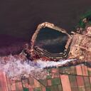 Esta combinación de imágenes satelitales tomadas por Planet Labs PBC muestra el humo saliendo de los incendios en la planta de energía nuclear de Zaporizhzhia en el sureste de Ucrania el miércoles 24 de agosto de 2022. (Planet Labs PBC via AP).