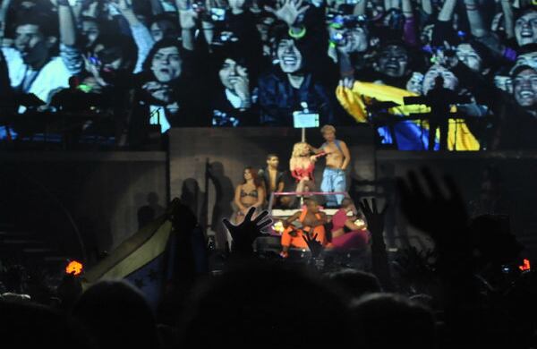 Bastaron dos canciones para que la cantante saludara y dijera: "What's up Colombia?" (¿Qué tal, Colombia?), palabras que pusieron a gritar a todos sus fanáticos.