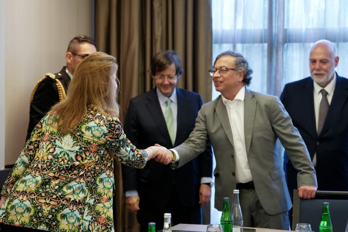 El presidente Gustavo Petro con integrantes del Grupo Jerónimo Martins en Lisboa (Portugal).