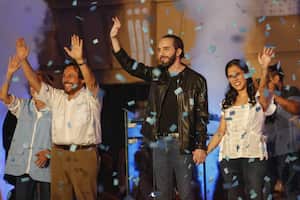 El candidato presidencial de El Salvador Nayib Bukele (2-R) de la Gran Alianza Nacional (GANA), su esposa Gabriela Rodríguez (R) y el vicepresidente Félix Ulloa (2-L) celebran después de ganar las elecciones presidenciales. elecciones en Plaza Morazán, San Salvador el 3 de febrero de 2019.