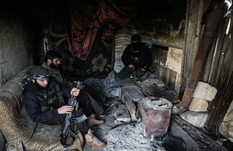 ALEPO, SIRIA - 13 DE FEBRERO: combatientes del grupo militante Hayat Tahrir al-Sham sostienen sus armas en el frente de la oposición armada que domina la ciudad del gobierno sirio de Alepo. El ministro de Relaciones Exteriores de Rusia, Sergey Lavrov, dijo el miércoles que Rusia continuará haciendo todos los esfuerzos posibles para ayudar a Siria a liberar al país de la ilegalidad cometida por grupos armados. FOTO: Anas Alkharboutli / Getty Images