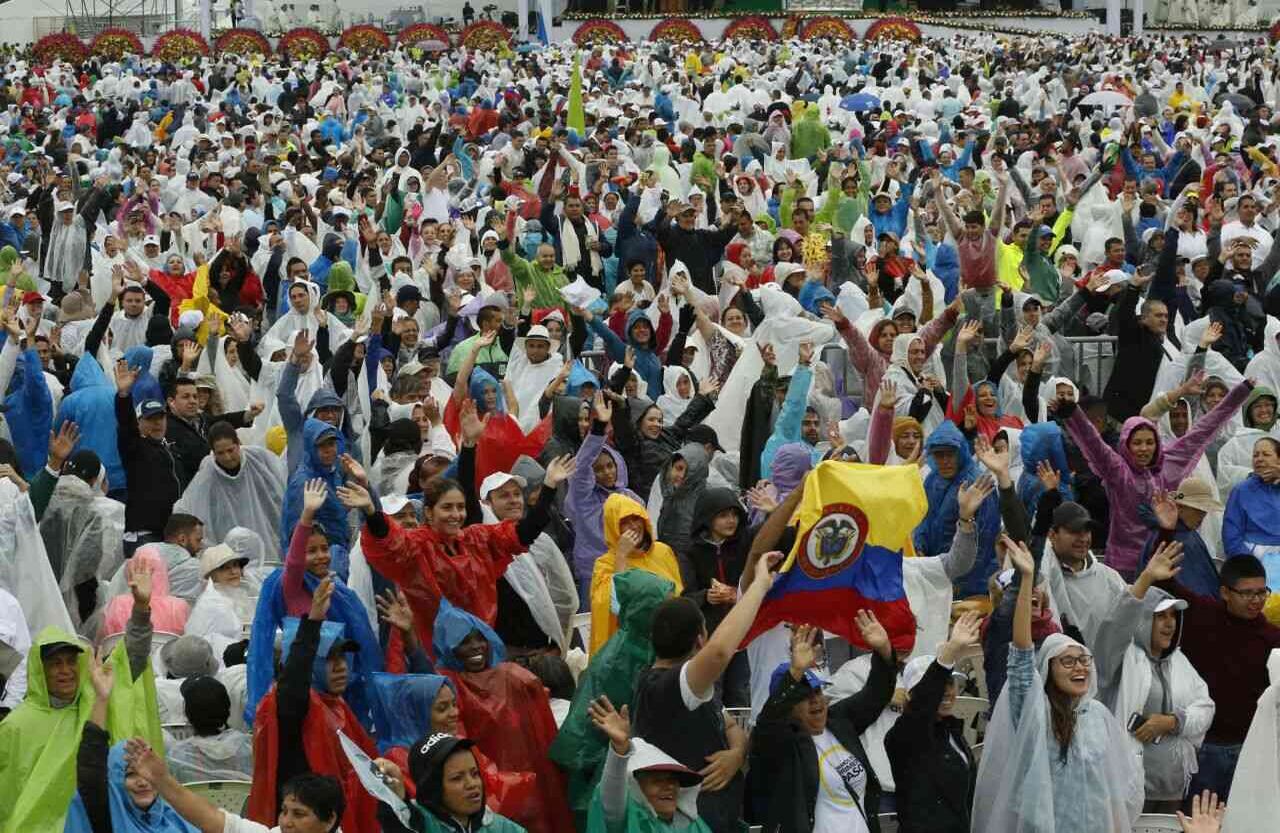 Fieles en el Aeropuerto Enrique Olaya Herrera. Foto: Guillermo Torres// SEMANA. 