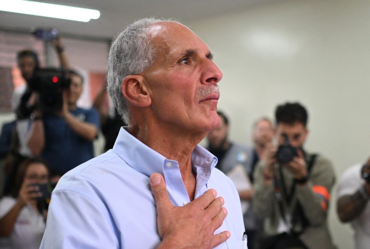 El candidato presidencial hondureño del Partido Nacional, Nasry Asfura, hace un gesto al emitir su voto en Tegucigalpa el 30 de noviembre de 2025.