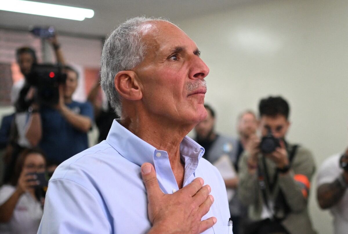 El candidato presidencial hondureño del Partido Nacional, Nasry Asfura, hace un gesto al emitir su voto en Tegucigalpa el 30 de noviembre de 2025.