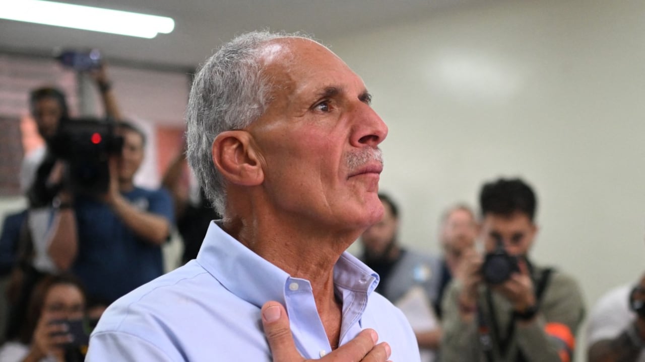 El candidato presidencial hondureño del Partido Nacional, Nasry Asfura, hace un gesto al emitir su voto en Tegucigalpa el 30 de noviembre de 2025.