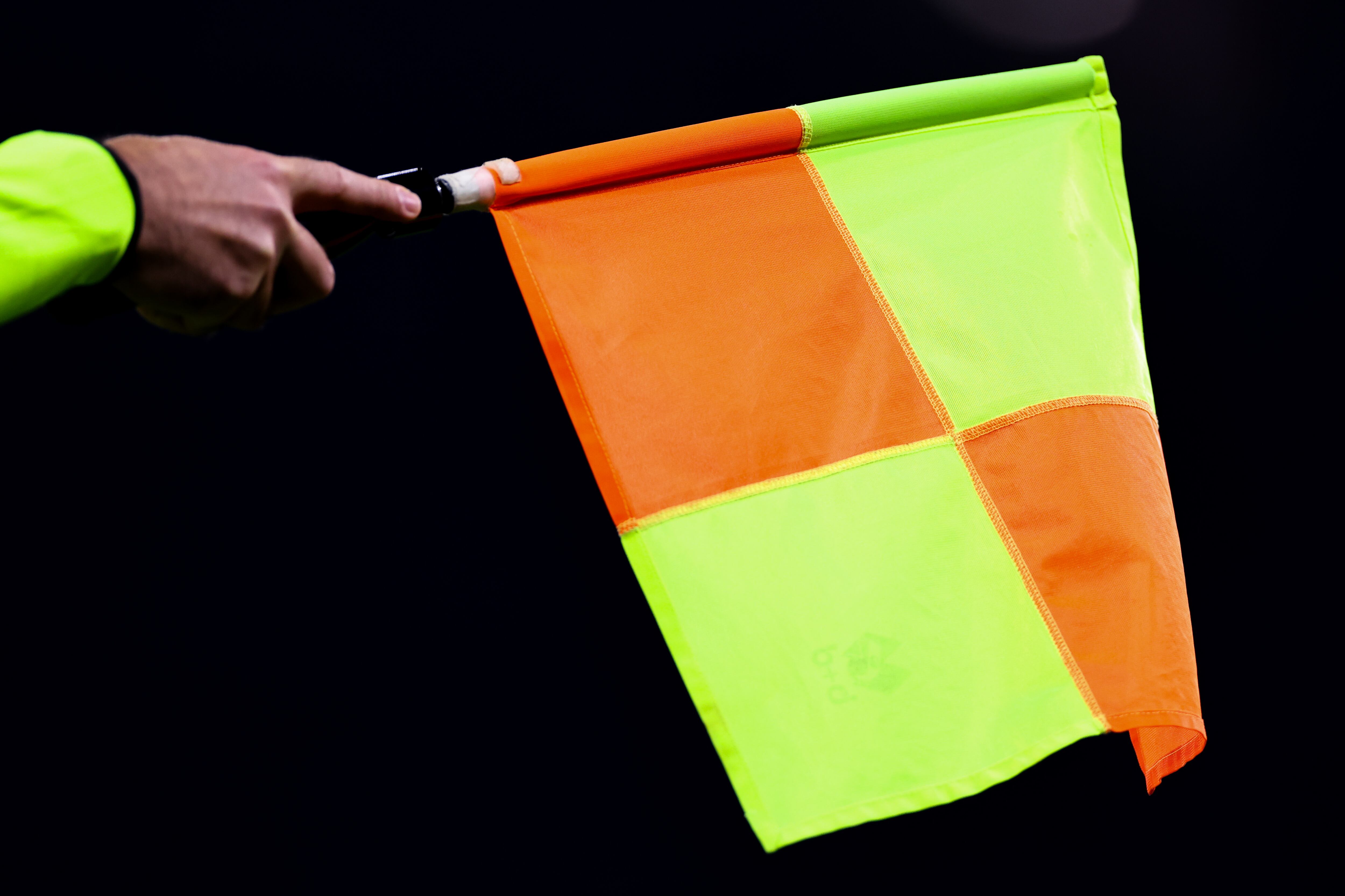 Juez sanciona fuera de lugar en un partido en Europa