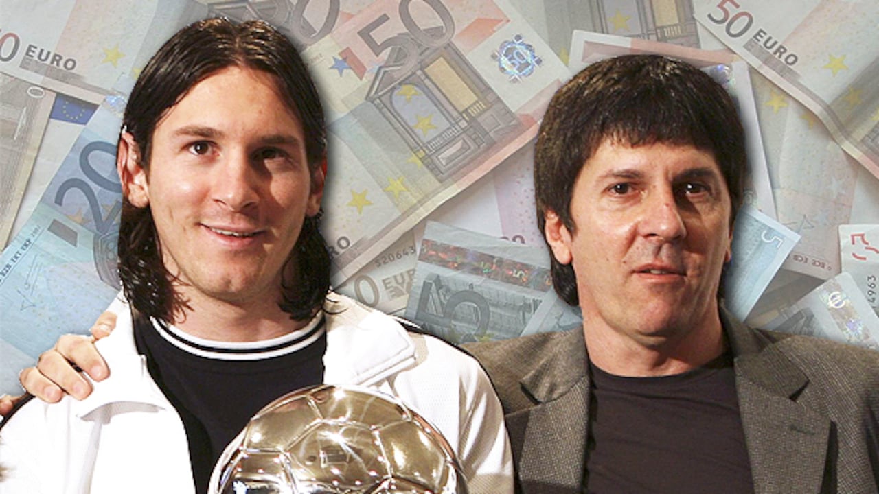 El delantero argentino del F.C Barcelona, Lionel Messi (c) junto a su padre, Jorge Horacio Messi, con el trofeo Efe al mejor futbolista iberoamericano de la temporada 2006-07 de la Liga española.