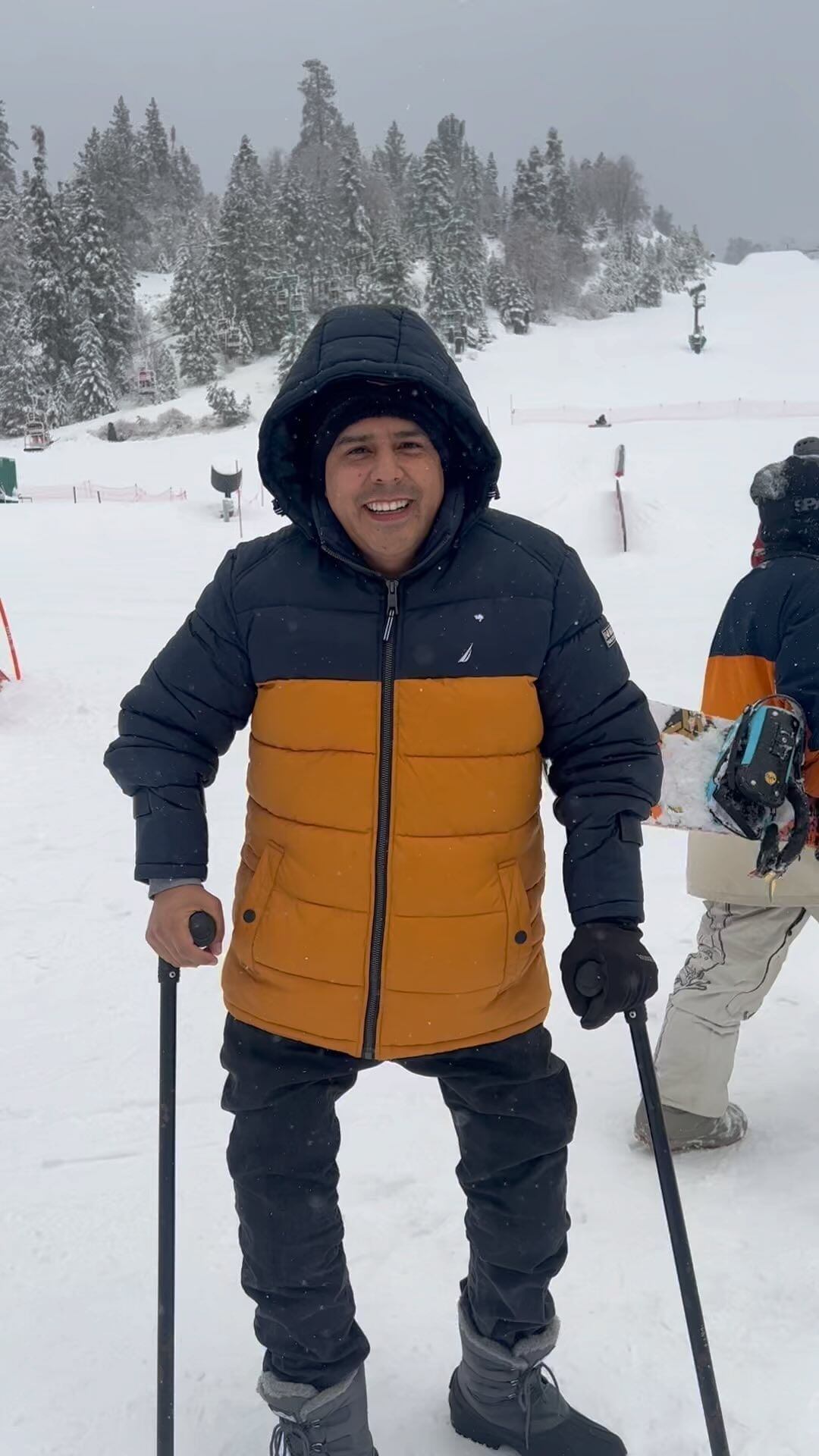 ¿Cuál es el negocio en el que anda John Alexander en la actualidad?