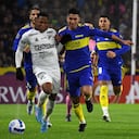 John Vásquez disputando un balón con jugador de Boca.