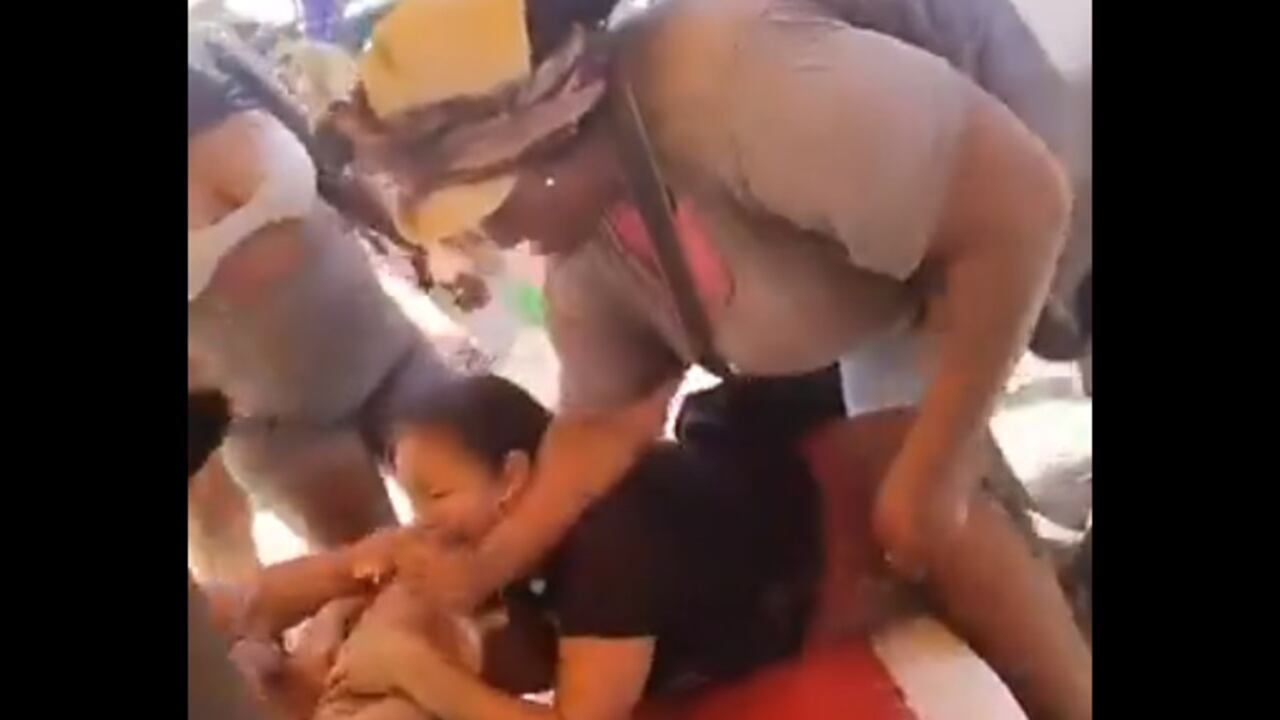 Penoso: masajistas se enfrentan a golpes por una propina de un turista en Cartagena