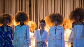 Kika Vargas agradece a los asistentes de su pasarela en BCapital en octubre de 2016.