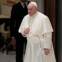 El papa Francisco llega a su audiencia general semanal, en el salón Pablo VI, en el Vaticano, el 26 de enero de 2022. (AP Foto/Alessandra Tarantino)