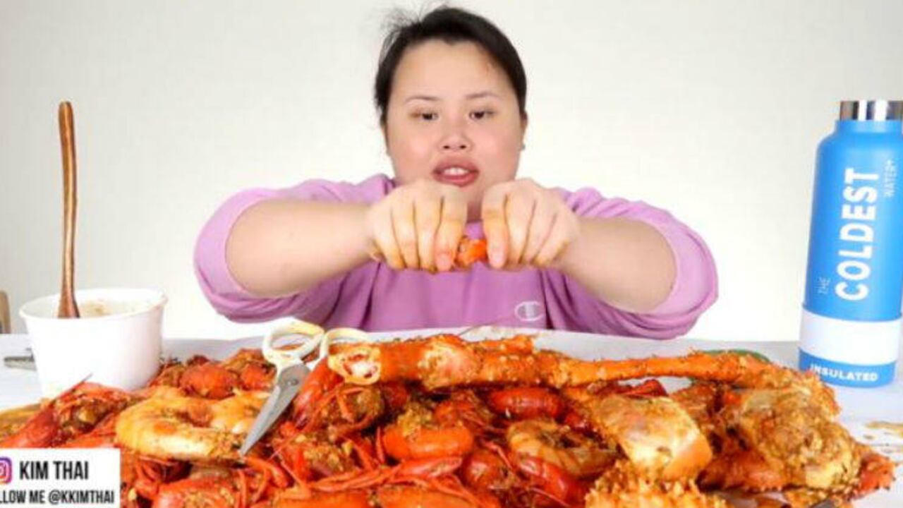 KKIMTHAI / La "youtuber" estadounidense Kim Thai dedica su canal a crear videos de "mukbang" en los que se graba comiendo diferentes platos de todo el mundo. (BBC)