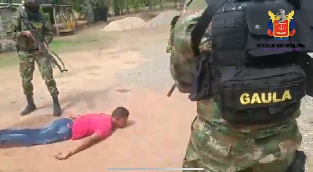 Momento de la captura de un presunto integrante del Clan del Golfo, que estaba extorsionando a un ganadero en Cesar.