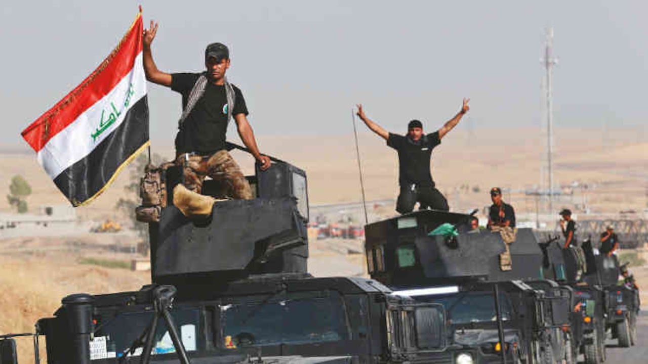 La División Oro del Ejército iraquí avanza en sus característicos Humvee negros. Los atacantes de Mosul usan también armas pesadas.