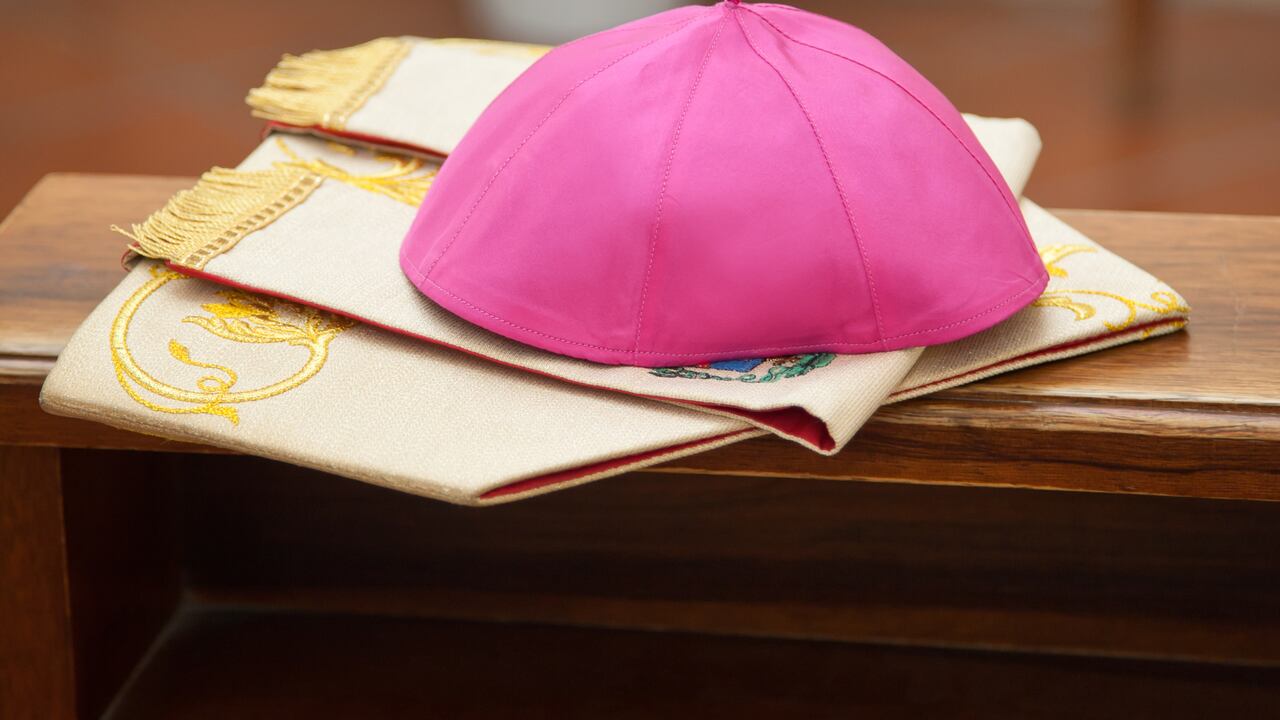 Pileolus, un pequeño sombrero de cabeza, de forma semiesférica, que usan los clérigos de varias iglesias.