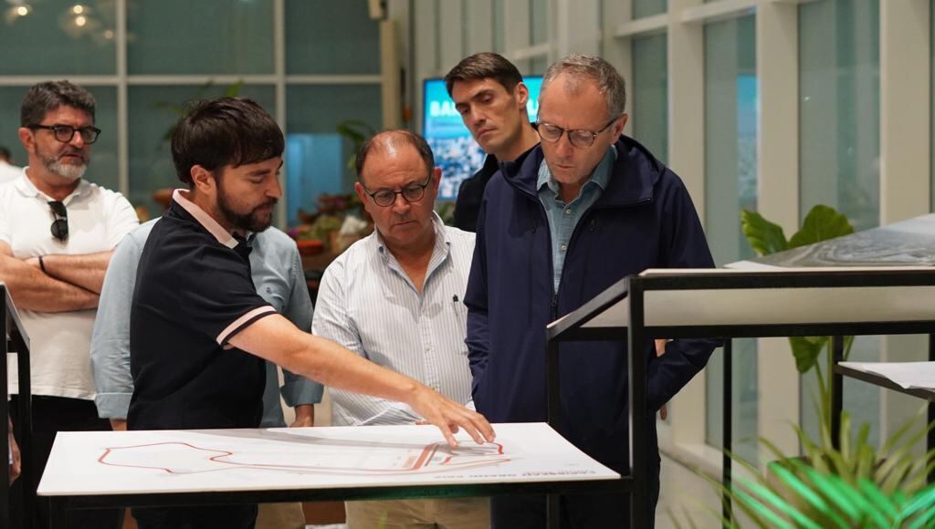 Jaime Pumarejo reunido con el presidente de la Fórmula 1 e inversionistas.