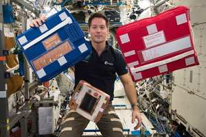 Esta foto del 25 de diciembre de 2016 facilitada por la NASA muestra al ingeniero de vuelo Thomas Pesquet de la Agencia Espacial Europea a bordo de la Estación Espacial Internacional. Pesquet es miembro de la tripulación del tercer lanzamiento de astronautas de SpaceX a la Estación Espacial Internacional el viernes 23 de abril de 2021. Foto: NASA vía AP.