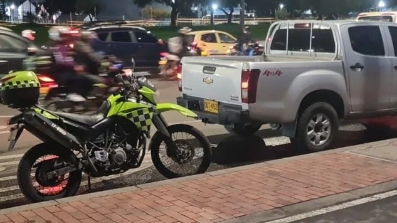 Las autoridades están en la búsqueda del atacante que se desplazaba en una moto. Foto: @gatonoticiasbogota