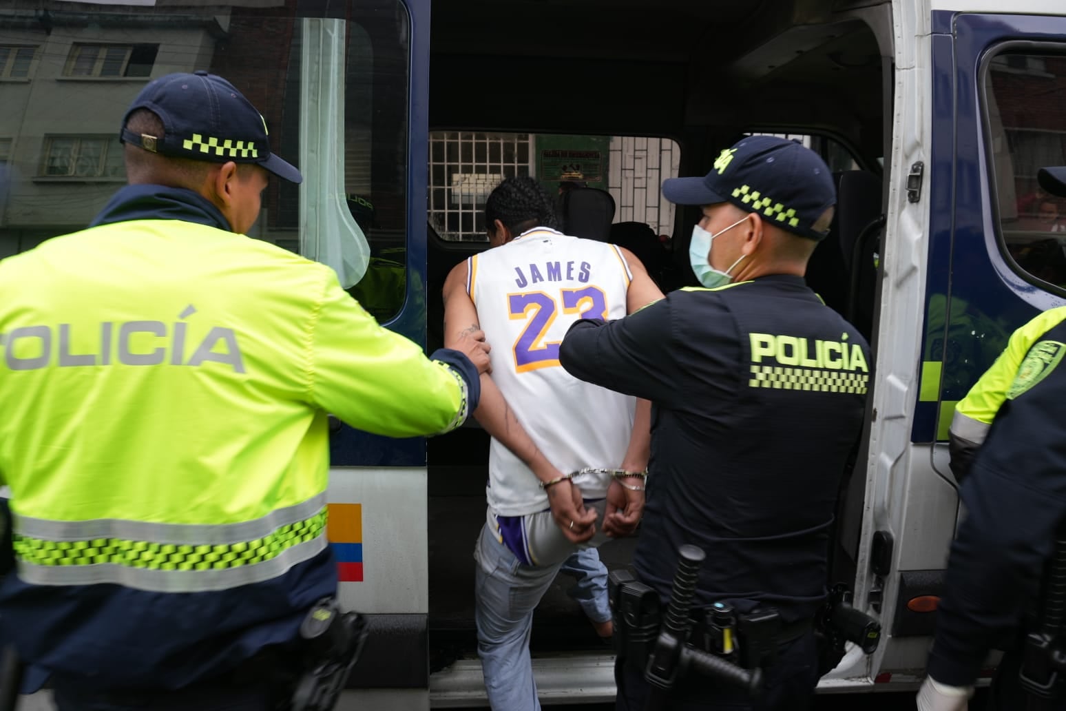 La policía Metropolitana de Bogotá realizó operativo en Santa Fe.