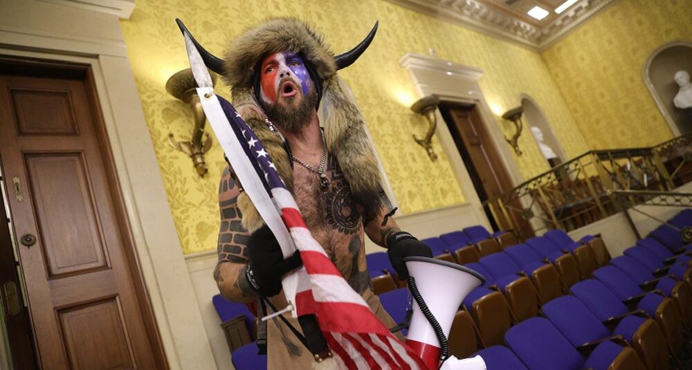Jake Angeli, conocido como el  QAnon Shaman, quien es una de las caras más conocidas del movimiento de ultraderecha QAnon.