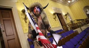 Jake Angeli, conocido como el  QAnon Shaman, quien es una de las caras más conocidas del movimiento de ultraderecha QAnon.