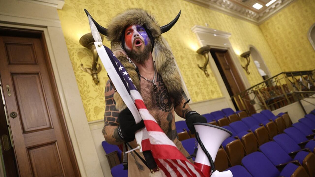 “Soy un ser multidimensional”: el disparatado discurso de QAnon Shaman, simpatizante de Trump