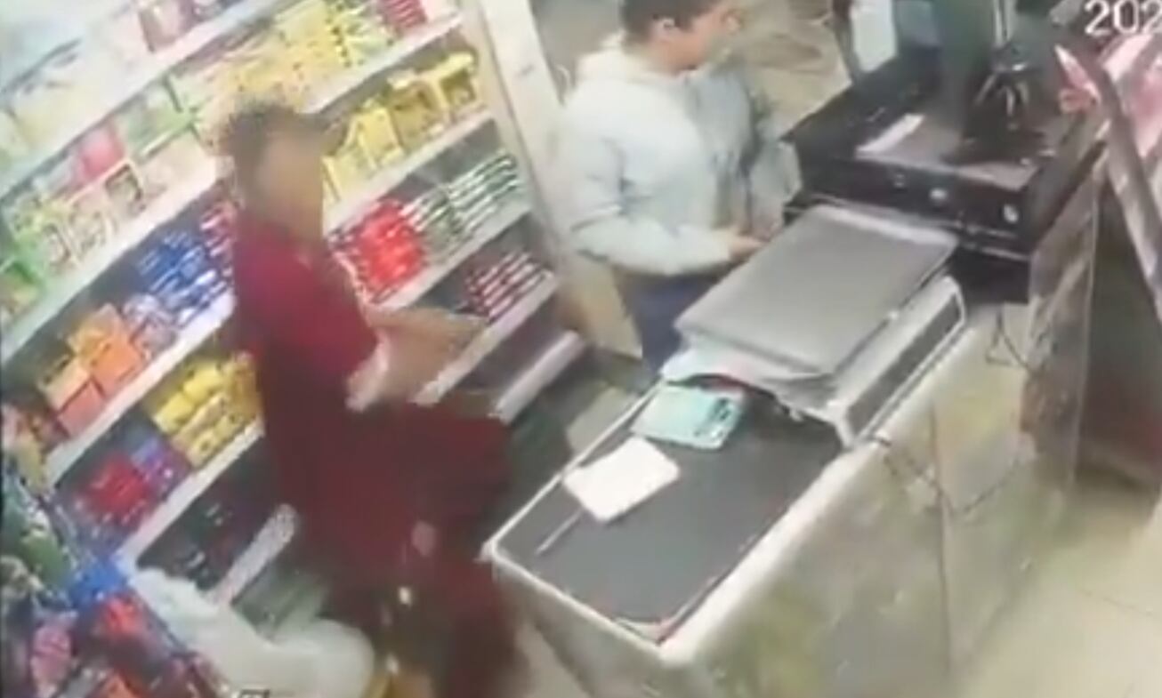 Este es el momento en el que el joven salió corriendo tras percatarse de la presencia de los delincuentes.