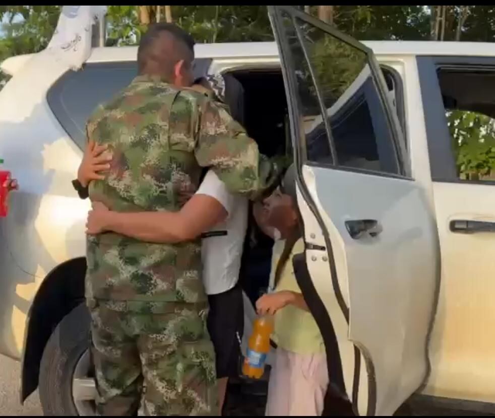 Reencuentro de la sargento Karina Ramírez con su esposo.