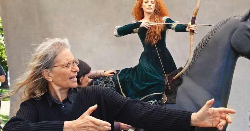 En más de 40 años de trayectoria pocos personajes han escapado a la lente de Leibovitz. En la foto, usa su capacidad de persuasión con Jessica Chastain, en una escena que recrea la película ‘Brave’. 