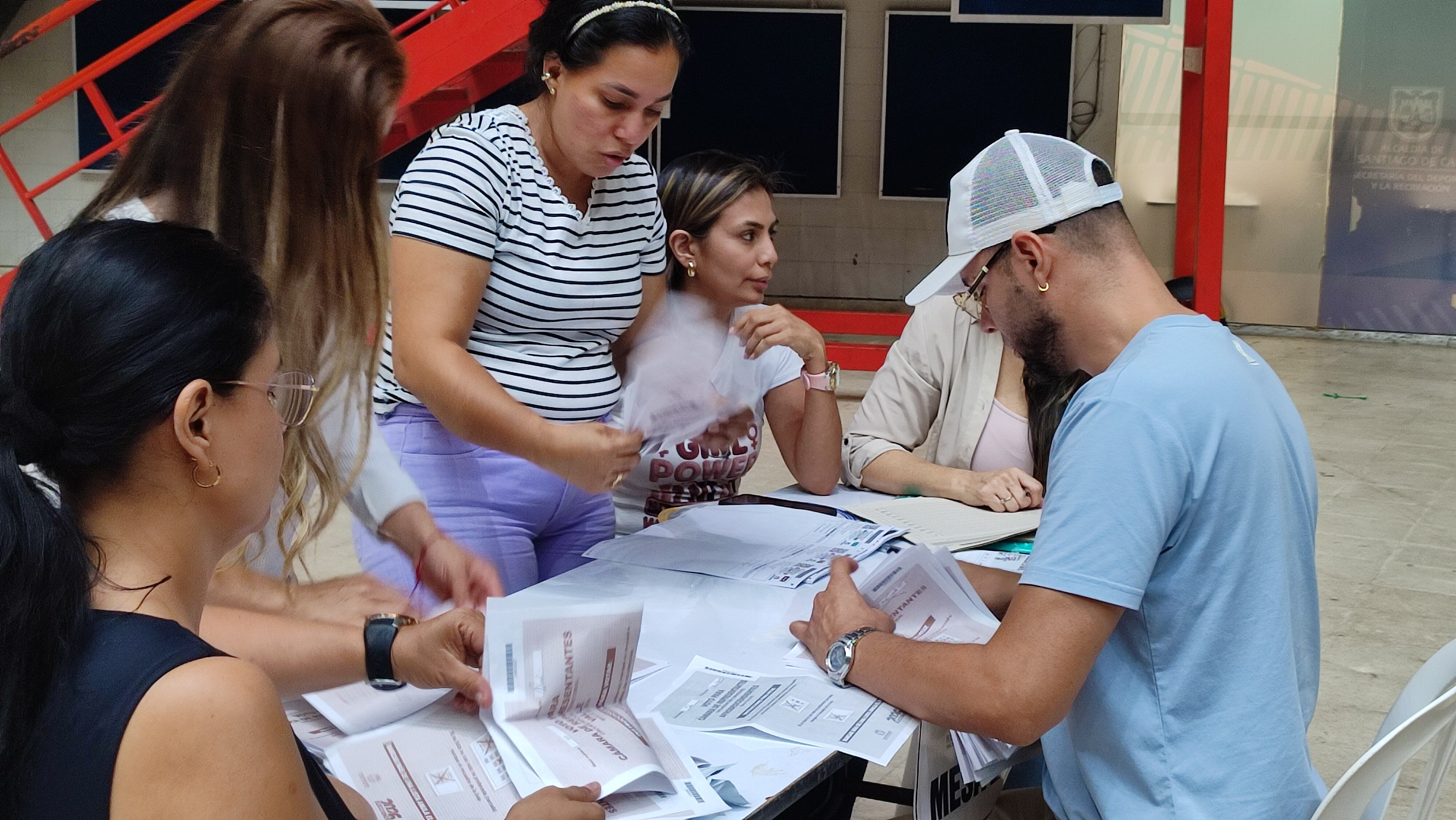 Elecciones legislativas 2026 conteo de votos en el coliseo del pueblo Cali