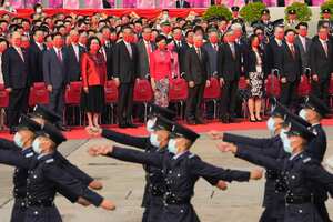 La directora ejecutiva de Hong Kong, Carrie Lam, en el centro, y otros funcionarios asisten a la ceremonia de izamiento de la bandera para la celebración del Día Nacional de China en la Plaza Golden Bauhinia, en Hong Kong, el viernes 1 de octubre de 2021. Foto AP / Kin Cheung.