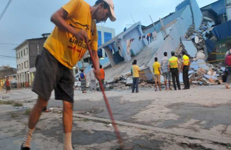 Una postal de Guayaquil de los estragos que dejó el potente sismo de 7,5 grados que sacudió a Ecuador. Las cifras de muertos se han elevado hasta 350, y el número de heridos sobrepasa los 2.000.  