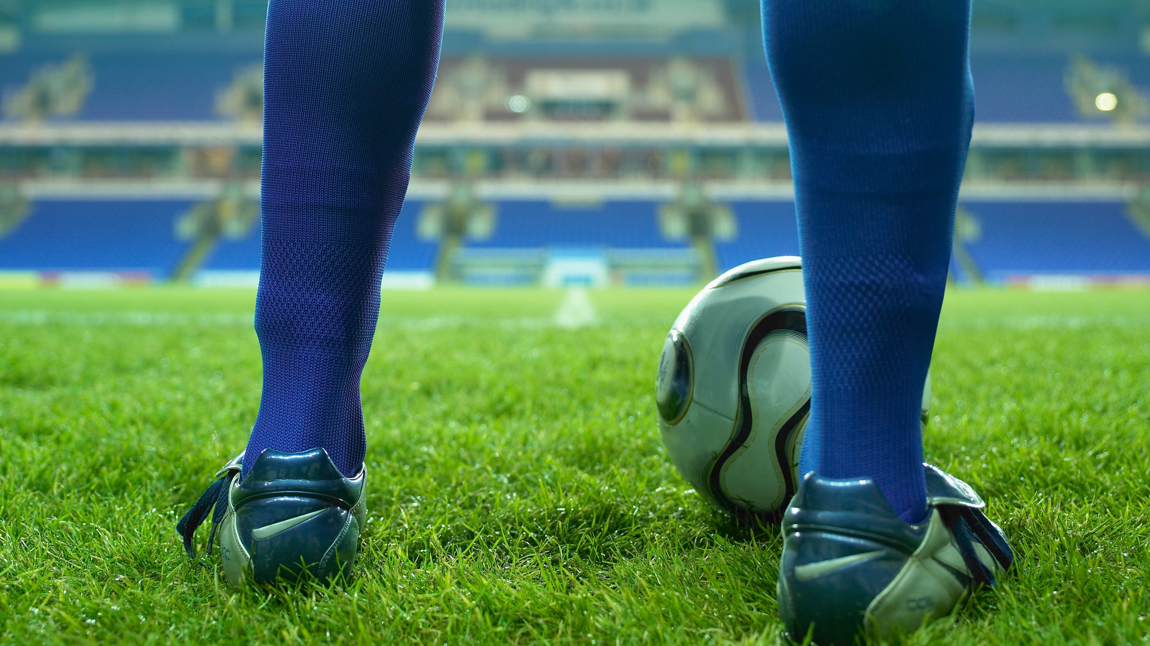 Juador de fútbol colombiano es retirado de su nuevo equipo.