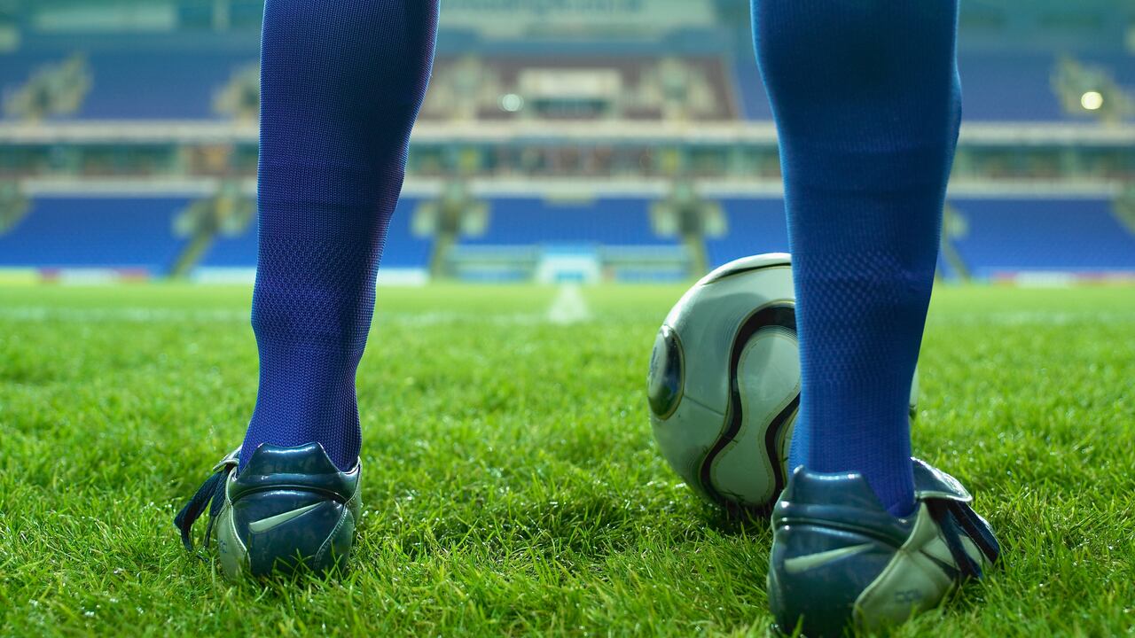 Juador de fútbol colombiano es retirado de su nuevo equipo.