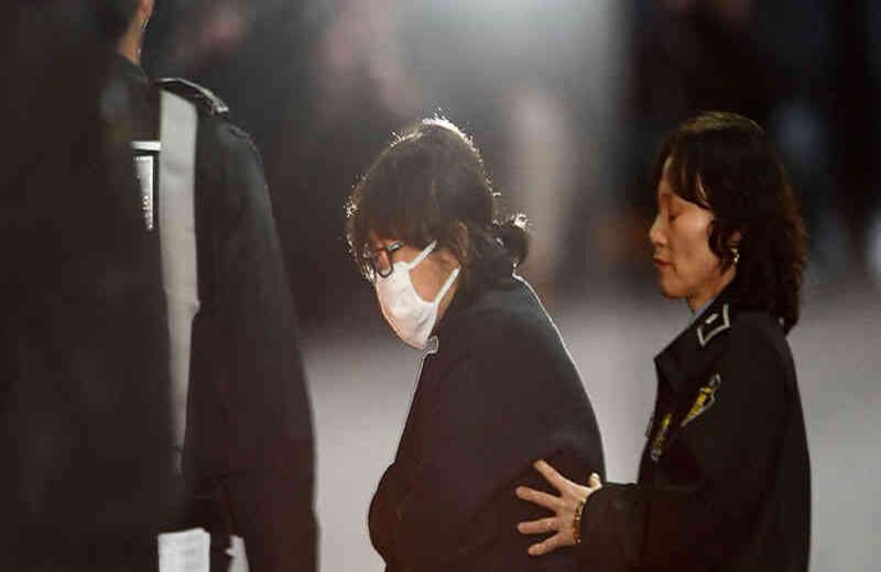 Tras la renuncia de la presidente de Corea del Sur al primer ministro de ese país, Choi Soon-sil se encuentra bajo custodia del Ministerio de Justicia para que declara sobre la voz y el voto que tenía sin tener una delegación propiamente dicha por la ley surcoreana.